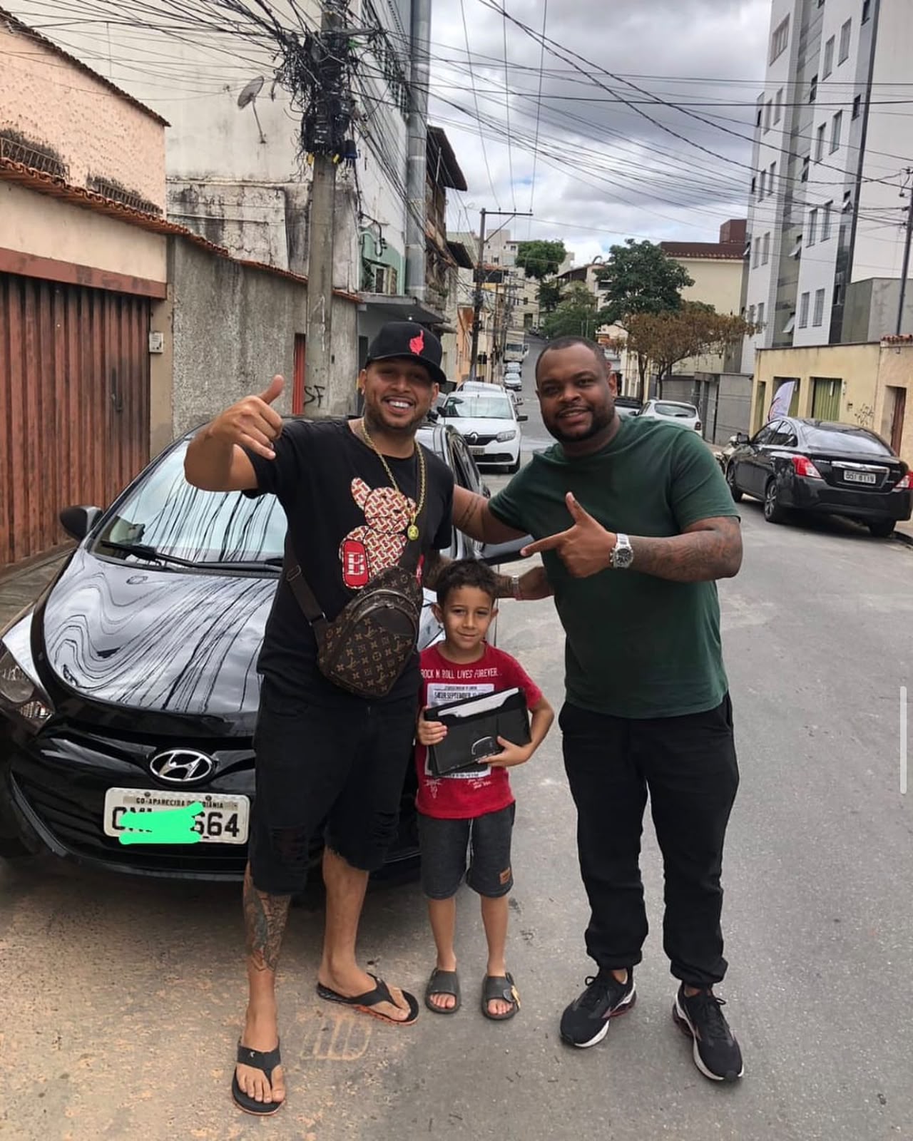 Família celebrando a entrega do carro com o consultor da FM Consórcios