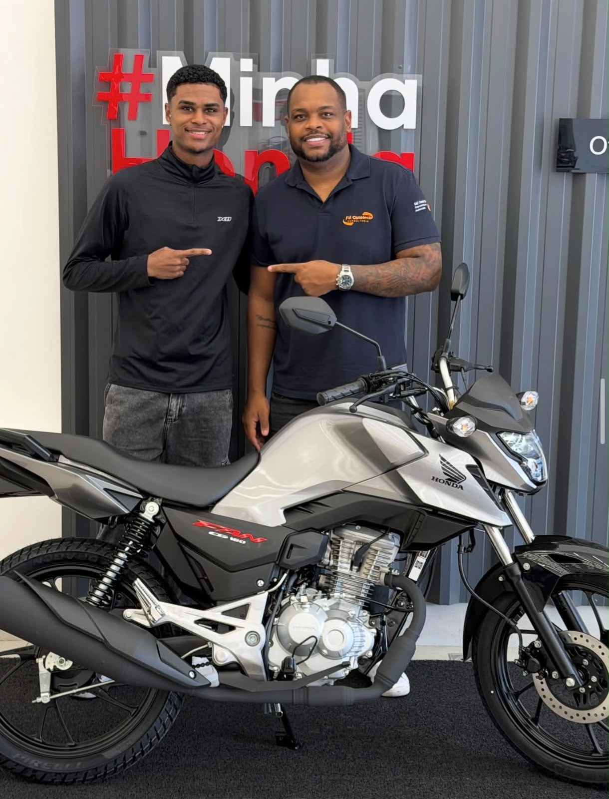 Cliente ao lado da sua moto nova na concessionária