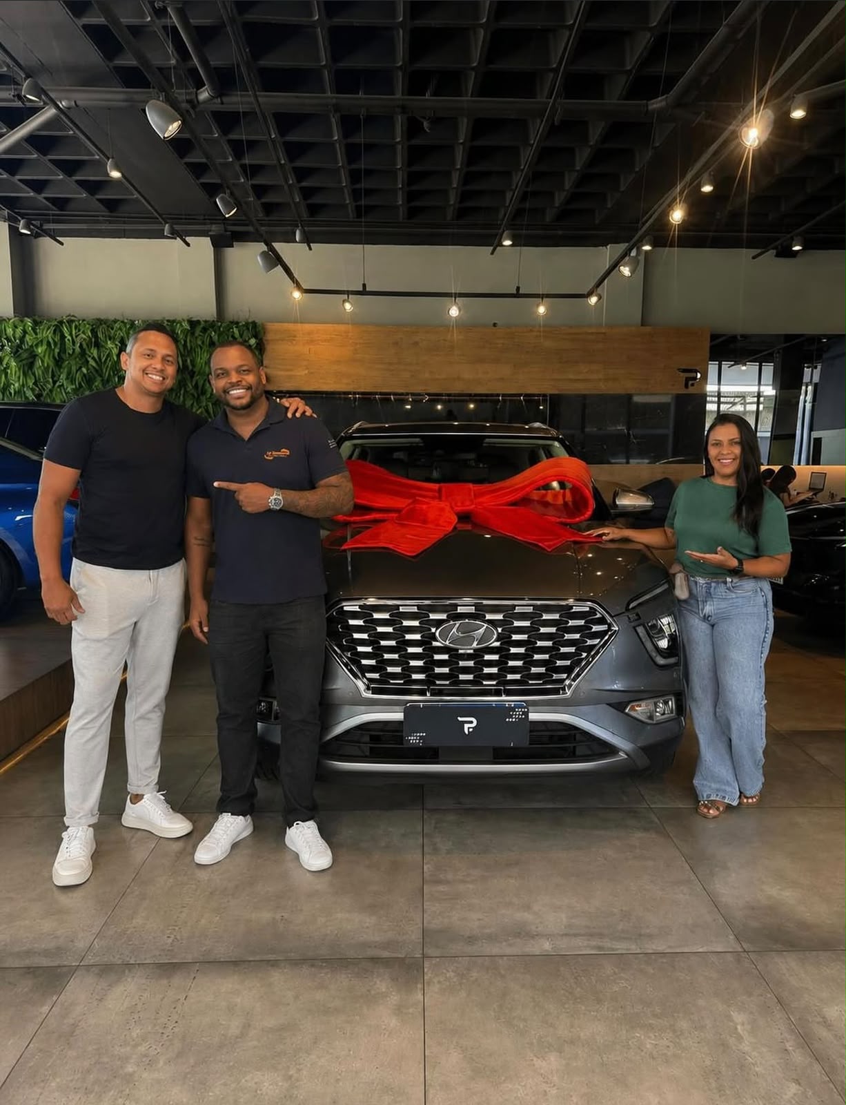 Casal recebendo o SUV com laço vermelho na concessionária